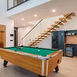 Royal Hill With Pool Villa *