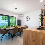 Royal Hill With Pool Villa *