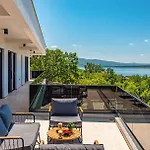 Royal Hill With Pool Villa