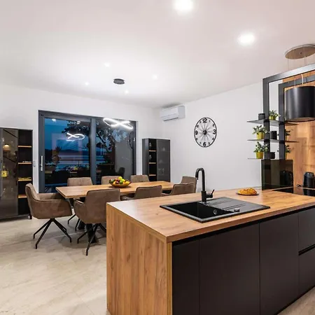 Villa Royal Hill With Pool *