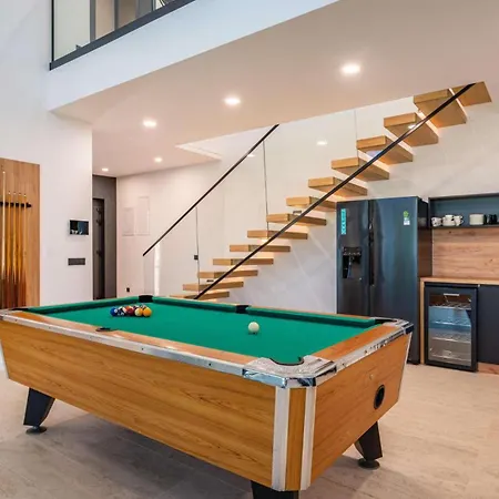 Royal Hill With Pool Villa *