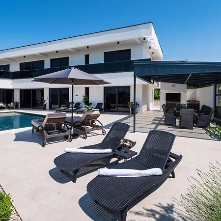 Royal Hill With Pool Villa Maslenica