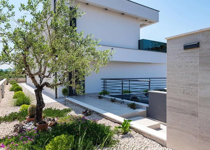 Vila Royal Hill With Pool