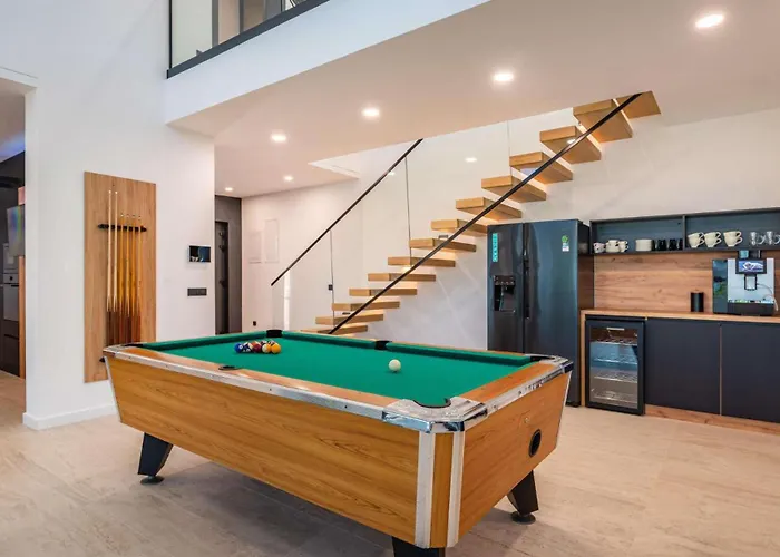 Royal Hill With Pool Villa *