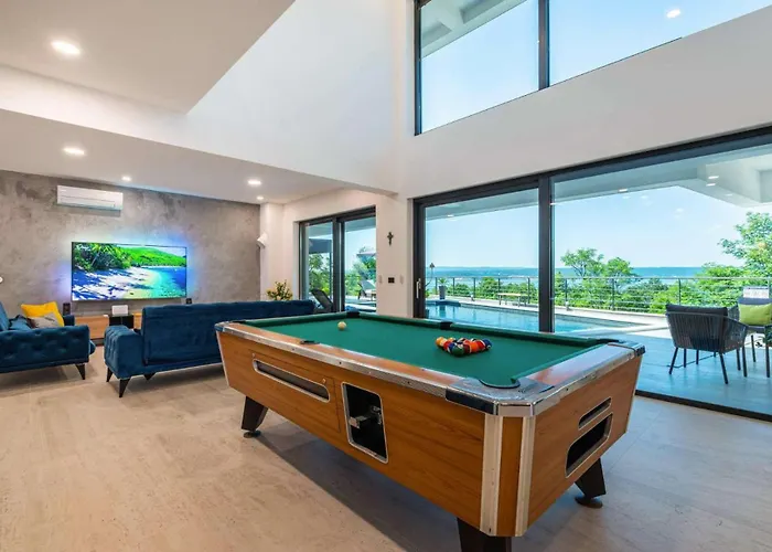 Royal Hill With Pool Villa *