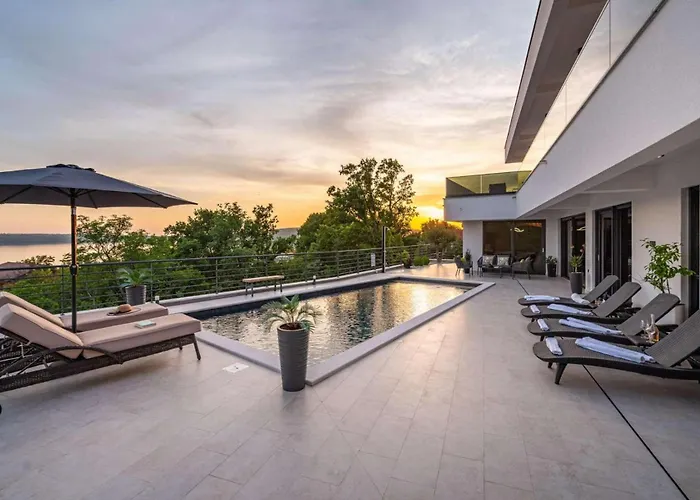 Villa Royal Hill With Pool