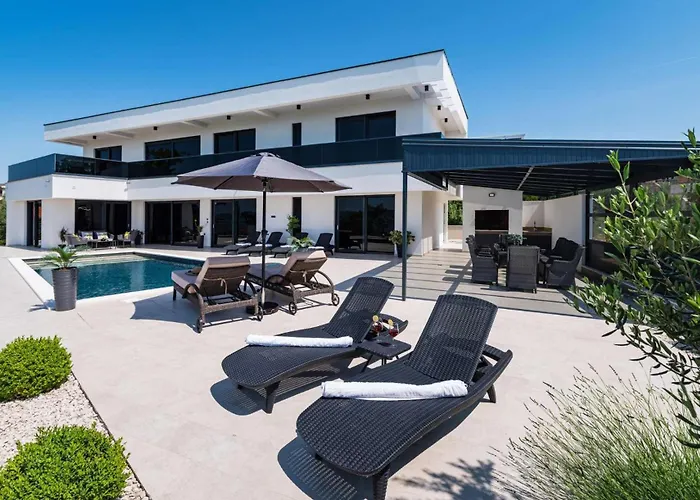 Royal Hill With Pool Vila Maslenica