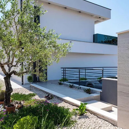 Villa Royal Hill With Pool