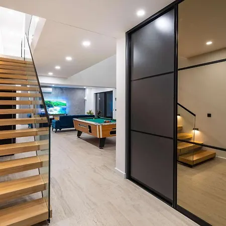 Royal Hill With Pool Villa