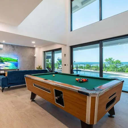 Royal Hill With Pool Villa *