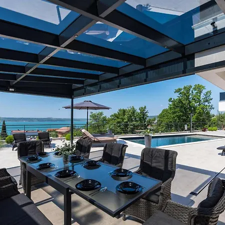 Villa Royal Hill With Pool Maslenica