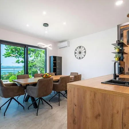 Royal Hill With Pool Villa *