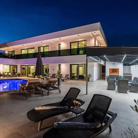 Royal Hill With Pool Maslenica