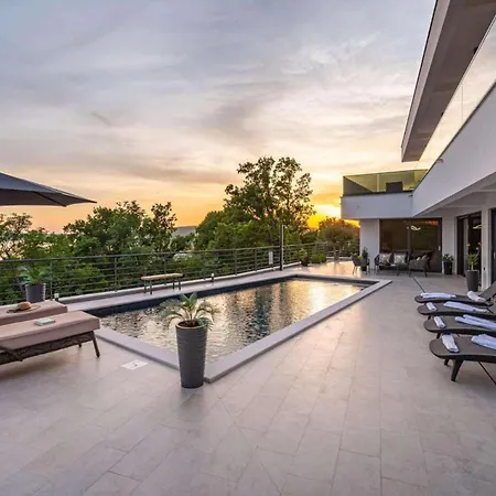 Villa Royal Hill With Pool